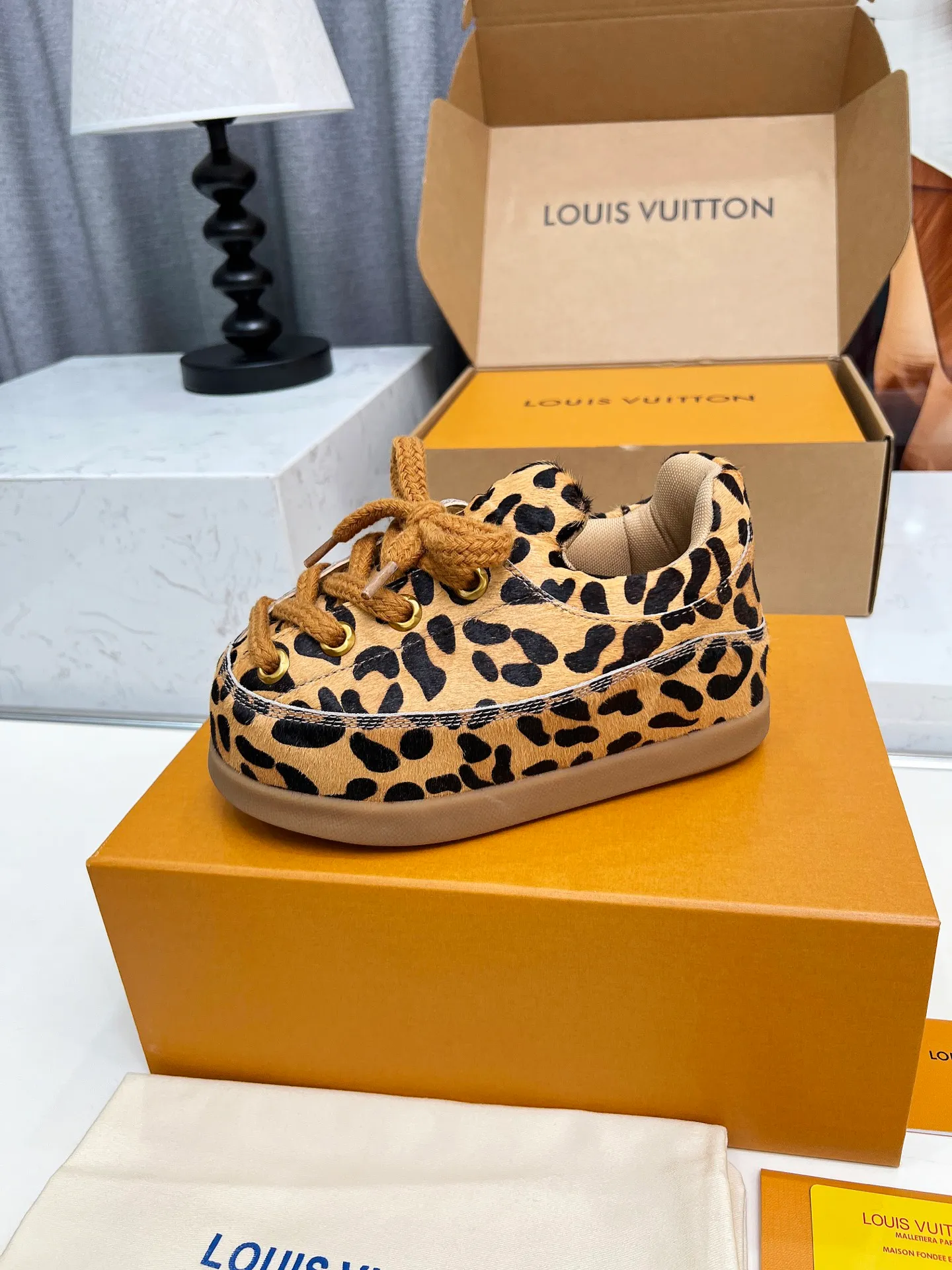 [L Family] P: 740💰 Couple model, size: women 35-41 (customized at 41 for women), 39-46 for men (customized at 45.46) The 2025 iteration of this Time Out sneaker, couple model, LV co-branded nigo, donkey brand, Louis Vuitton, ugly, cute😍Many Internet celebrities have shown off their feet, a classic and versatile item. Fabric: Imported high mercerized cow suede. Lining: high-grade elastic mesh, outsole: original molded outsole, palm print rubber outsole with hidden L letter and Monongram flower.
